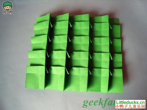 儿童折纸教程:圣诞树的折纸方法