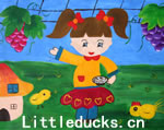 幼儿绘画作品:葡萄架下喂小鸡