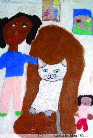 儿童绘画作品我和我的猫，看到这幅画就让人忍不住发笑，小猫咪煞有介事地在椅子上正襟危坐，而小作者却规规矩矩地站在旁边，颇有“哥俩好”的味道。这就是儿童画的魅力吧！
